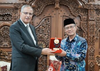 Modern Visions of Tunisia and Muhammadiyah to Foster the Islamic World