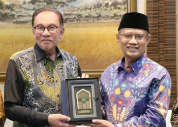 Muhammadiyah President Discusses Collaborative Initiatives with Malaysian Prime Minister
