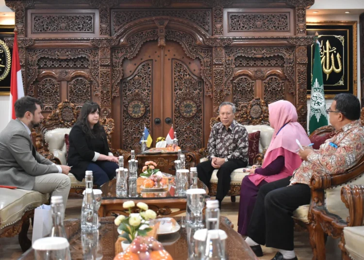 Ukrainian Diplomat Visits Muhammadiyah, Discusses Humanitarian Crisis and Educational Support
