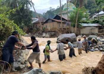 Aid Access Severed, MDMC Bengkulu and Local Residents Build Emergency Bridge