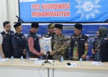 Muhammadiyah distributes 30 tons of rice from Emirates Red Crescent through MDMC to flood-affected communities in North Sumatra and Aceh.