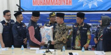 Muhammadiyah distributes 30 tons of rice from Emirates Red Crescent through MDMC to flood-affected communities in North Sumatra and Aceh.