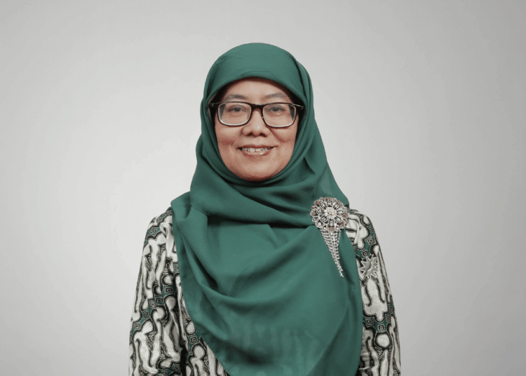 Profil Pimpinan: Dr. Apt. Hj. Salmah Orbayinah, M.Kes. Apt