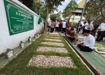 Is Praying Near Graves Prohibited in Islam?