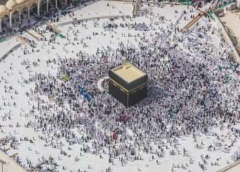 Is It Permissible for a Menstruating Woman to Perform Tawaf Ifadah?