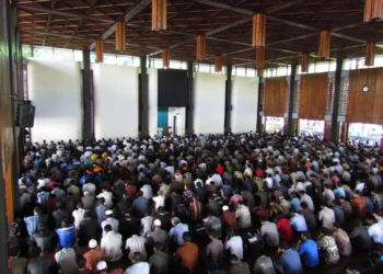 Is a Friday Sermon Preacher Required to Hold a Staff? 