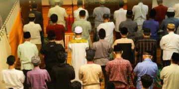 If a Masbuq Joins During the Imam’s Bowing, Must They Still Recite Al-Fatihah?