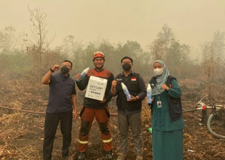 Fighting Kalimantan Wildfires, Muhammadiyah Distributes 250 Portable Oxygen Cans to Firefighting Volunteers in Central Kalimantan